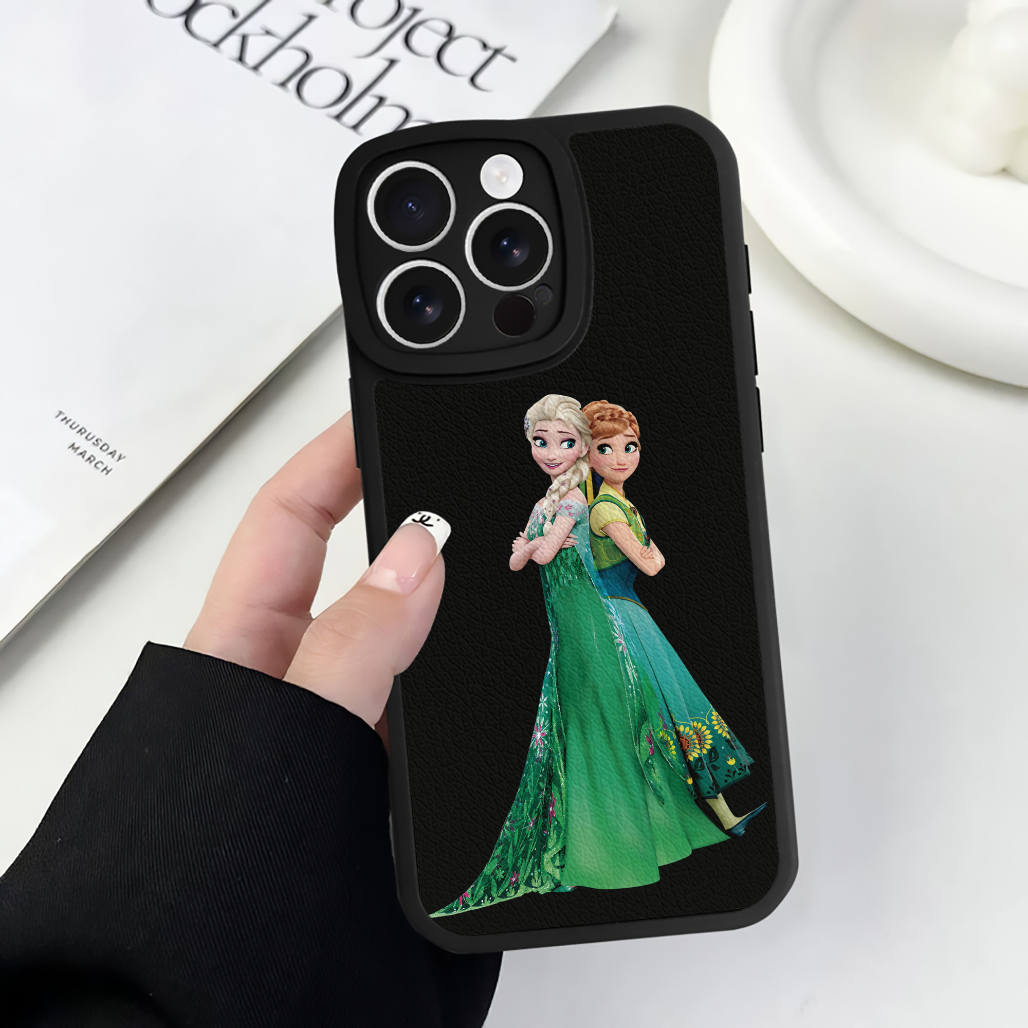 （画像用） アナと雪の女王 アンナ エルサ Frozen Anna Elsa 【iPhone 16シリーズ対応】シリコンスマホケース（レザー調） 材質：シリコン